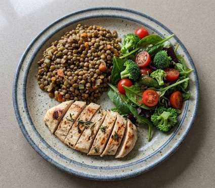 exemplo de almoço filé de frango lentilha salada